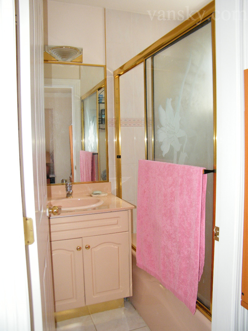 200320112658_Standard Suite Bathroom.JPG